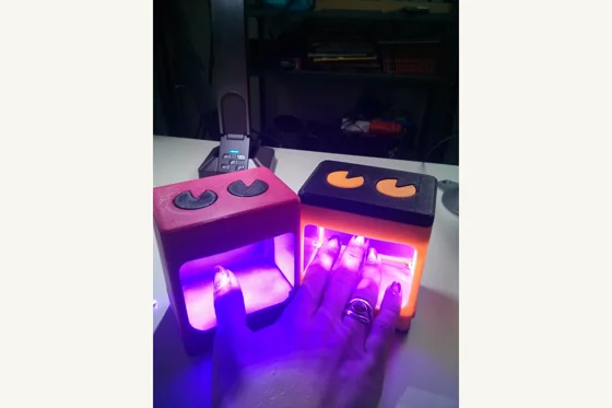 美甲设备与服务场景照片。用于说明商品或技术领域，不作为本案取证材料。